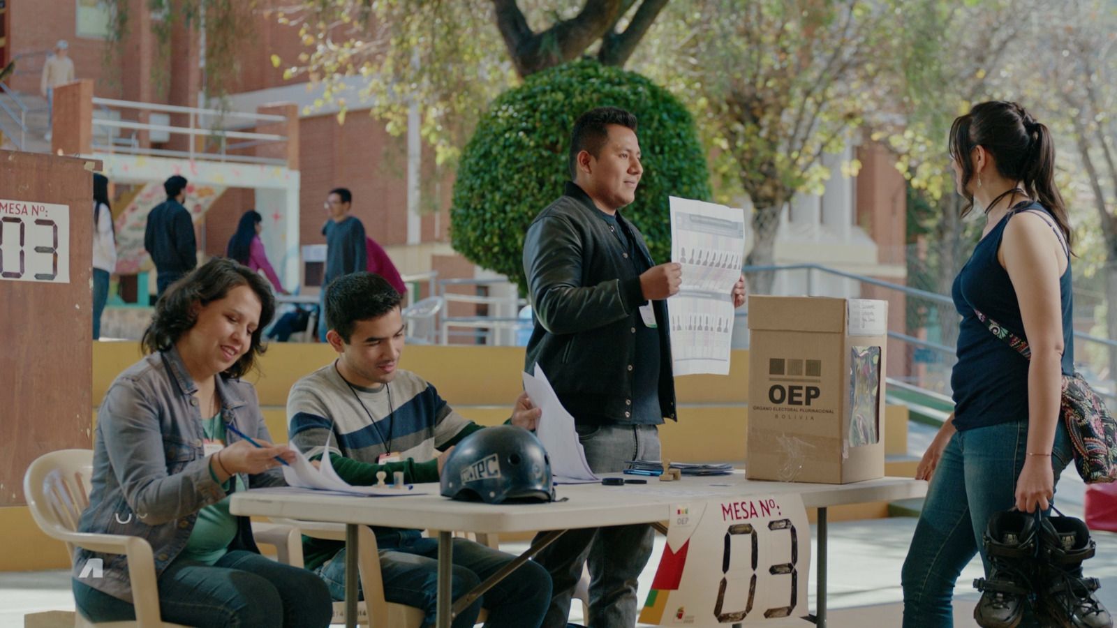 Jurado mostrando la papeleta de votación durante el conteo